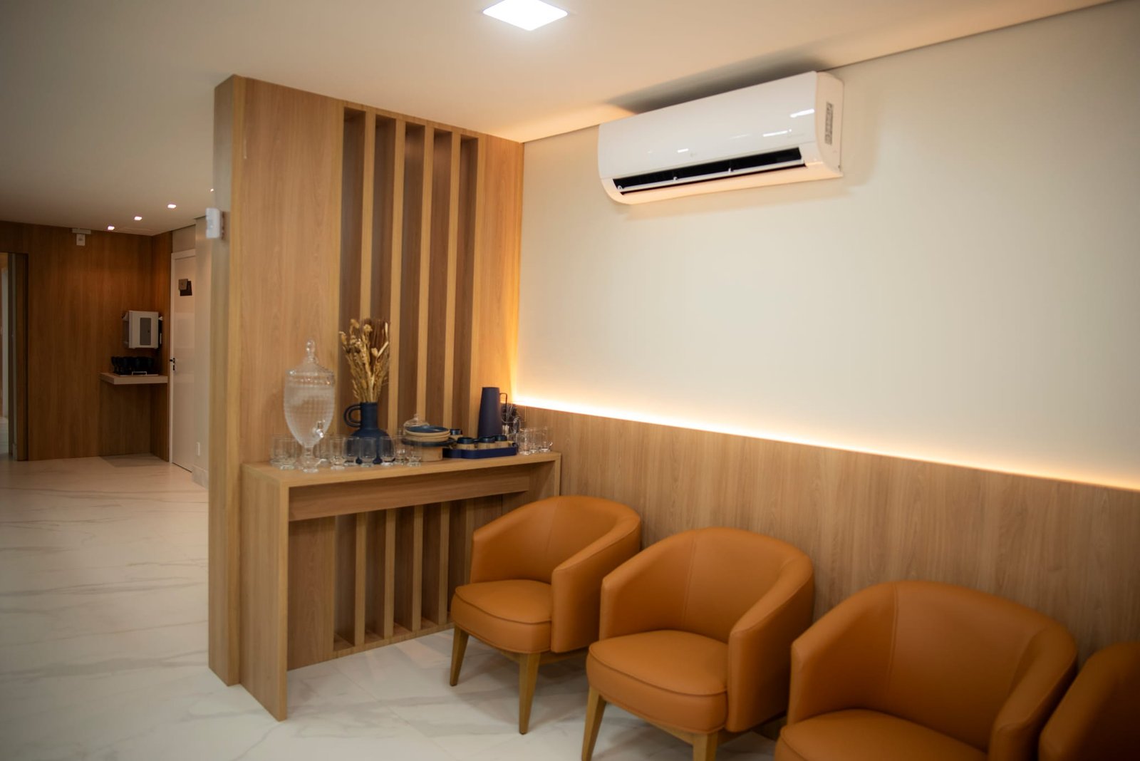 Área de espera com iluminação ambiente